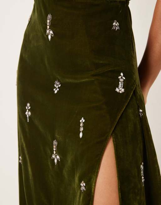 Hope & Ivy – Verziertes Samt-Maxikleid in Khaki mit Wasserfallausschnitt, 2 von 4