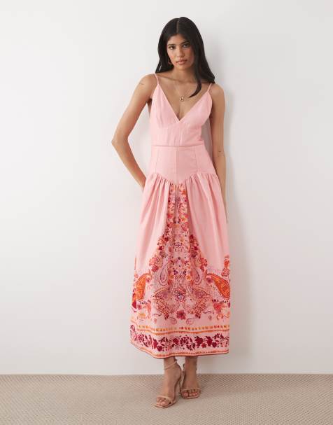 Hope & Ivy - Vestido largo rosa de tirantes con cuello de pico y estampado de bordes - view 1