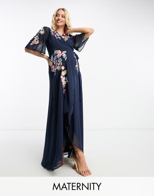 Hope & Ivy - Zwangerschapskleding - Maxi-wikkeljurk met fladdermouwen in marineblauw met bloemenborduursels