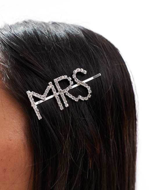 Horquilla para el cabello plateada para novias con texto "Mrs" de Six Stories, 2 de 4