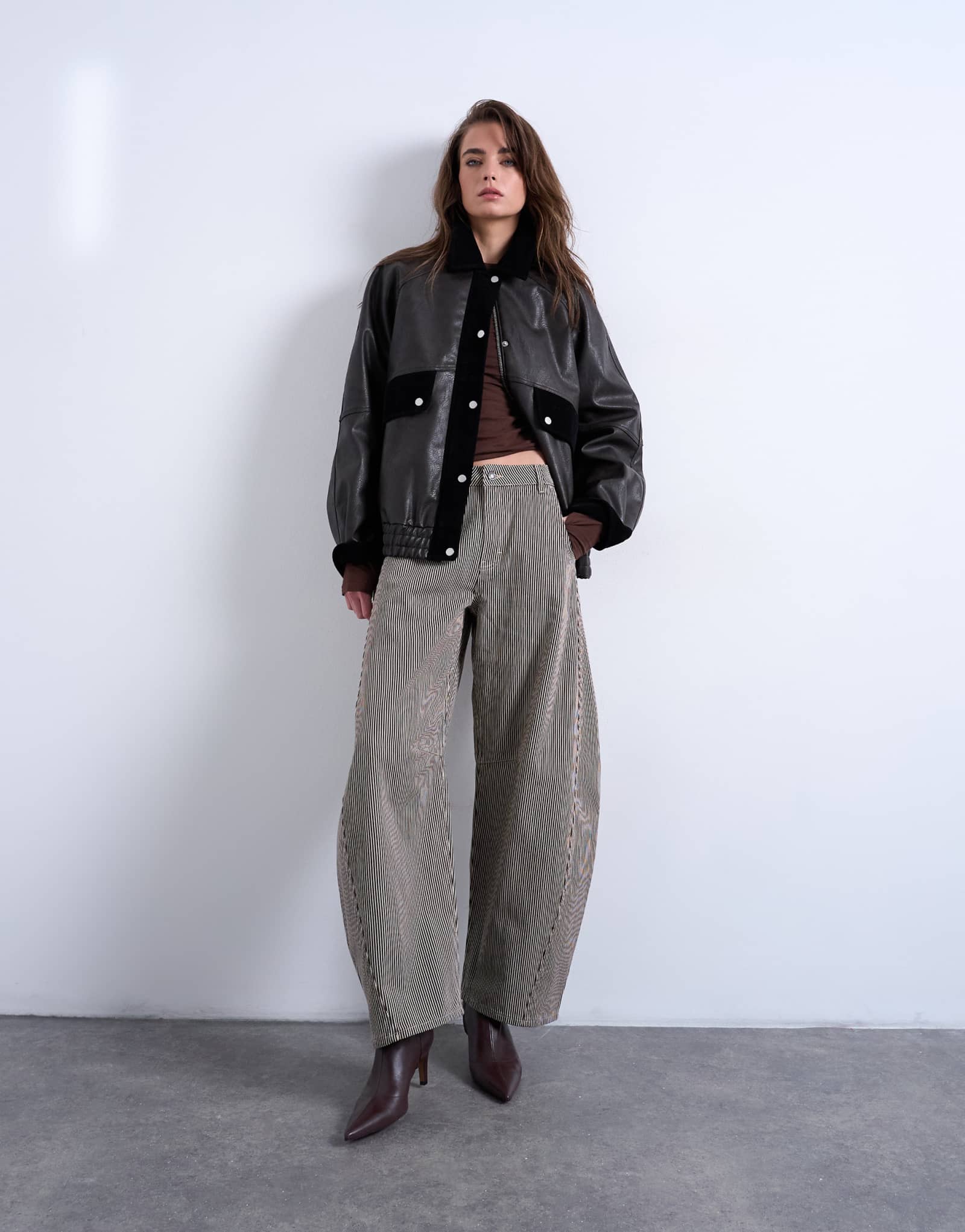 Джинсы-бочонки с высокой посадкой в виде подковы в коричневую полоску