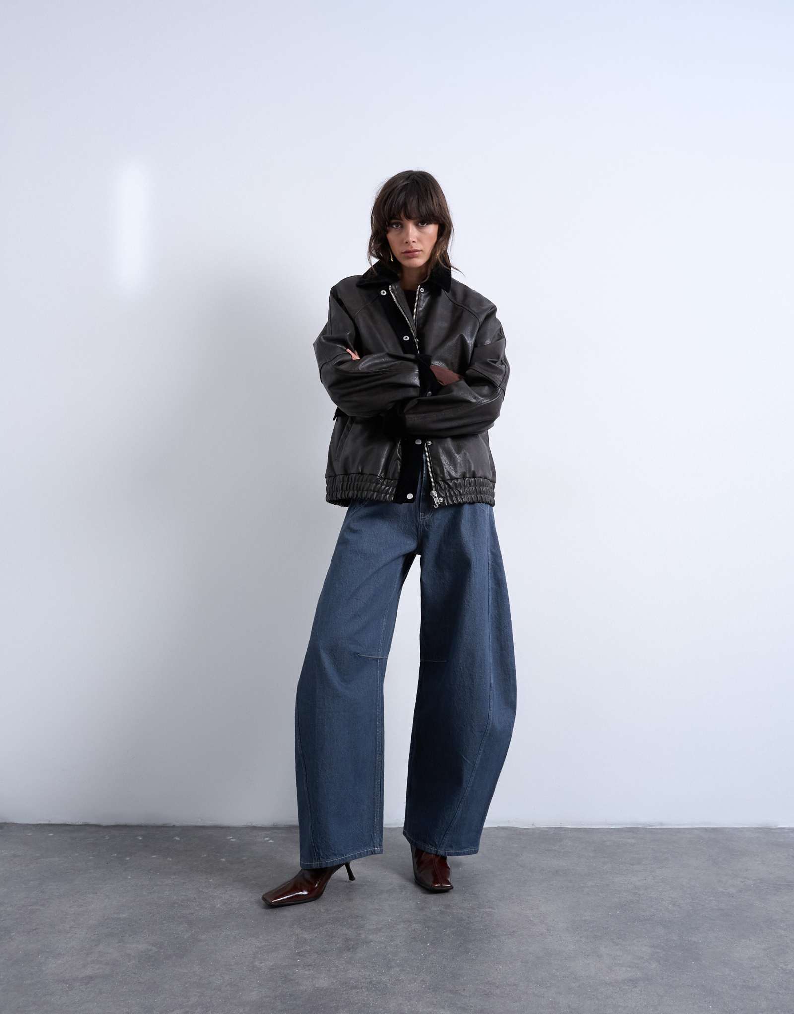 Джинсы-бочонки с высокой посадкой в виде подковы слоновьего серого цвета