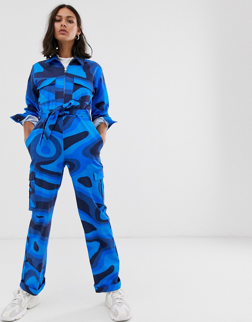 Hosbjerg - Jumpsuit met riem en abstracte print-Blauw