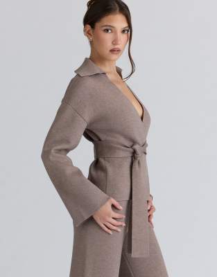 House of CB - Fallon - Konturierende Wickeljacke aus Wolle in Taupe-Neutral