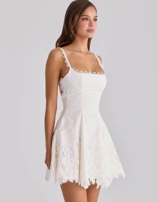 House of CB - Isla - Robe courte en dentelle et broderie anglaise - Blanc