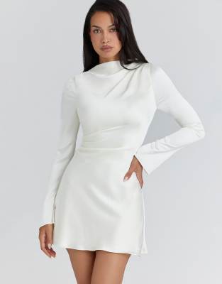 Lulu - Robe courte en satin à manches évasées - Ivoire-Blanc L Regular