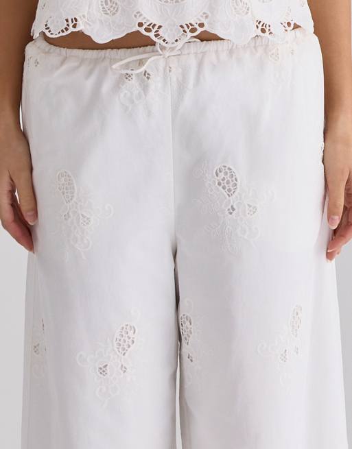 House of CB - Mirea - Pantalones blancos de pernera ancha con bordado inglés de algodón, 2 de 4