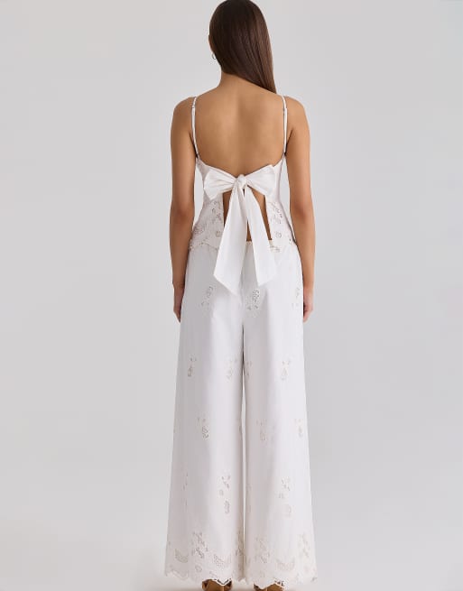 House of CB - Mirea - Pantalones blancos de pernera ancha con bordado inglés de algodón, 3 de 4