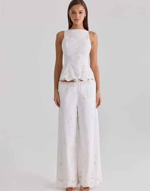 House of CB - Mirea - Pantalones blancos de pernera ancha con bordado inglés de algodón, 4 de 4