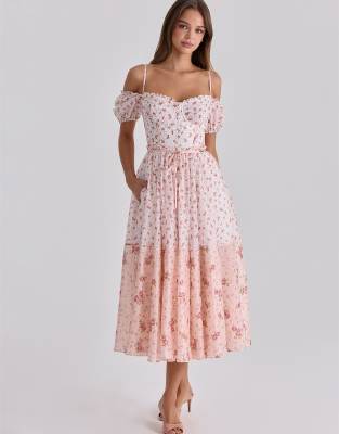 House of CB - Penelope - Robe mi-longue en georgette à ruban - Blanc à imprimé roses-multicolore