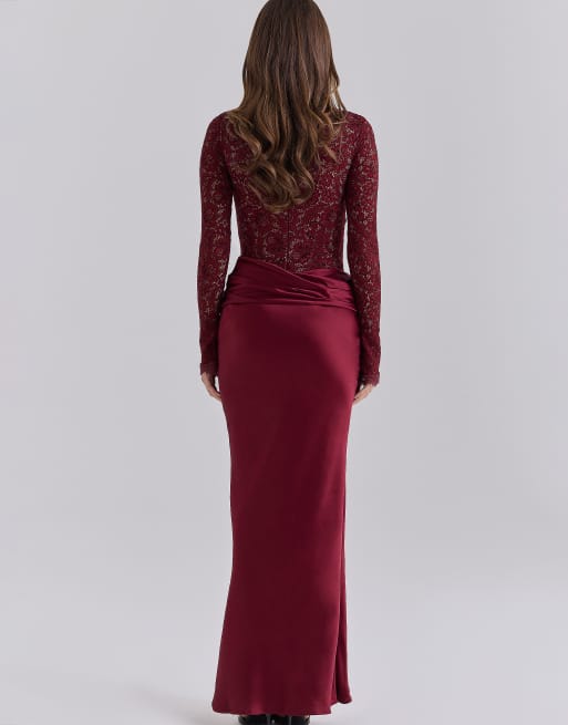 House of CB Yasmeen robe longue drapée en dentelle et satin, cabernet, 2 de 4