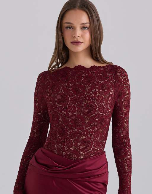 House of CB Yasmeen robe longue drapée en dentelle et satin, cabernet, 3 de 4