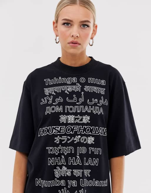 House of Holland – Czarny t-shirt o kroju oversize z napisem w wielu językach