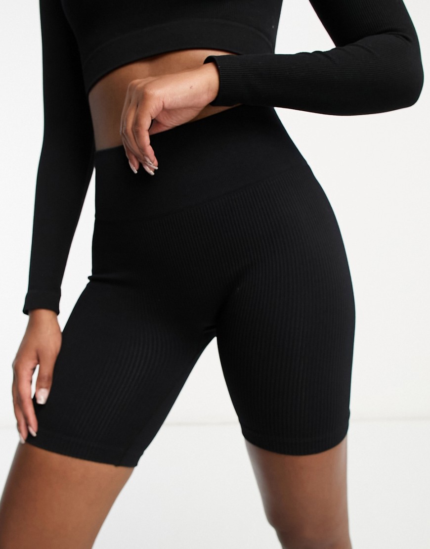 seamless gym legging shorts in black