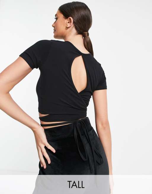 Hoxton Haus Tall – Kurzes Sport-Oberteil in Schwarz mit Riemendesign