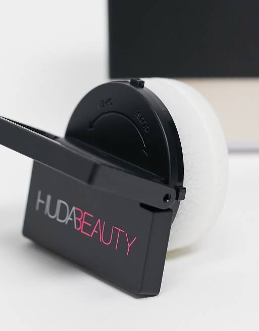 Huda Beauty – Baby Bake – Puder sypki utrwalający makijaż, 2 z 4