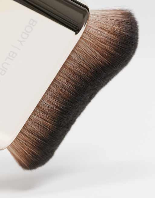 Huda Beauty – N.Y.M.P.H – Blur & Glow Body Brush – Sminkborste för kroppen, 3 av 4