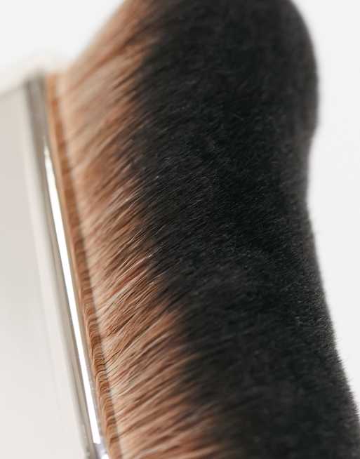 Huda Beauty – N.Y.M.P.H – Blur & Glow Body Brush – Sminkborste för kroppen, 4 av 4