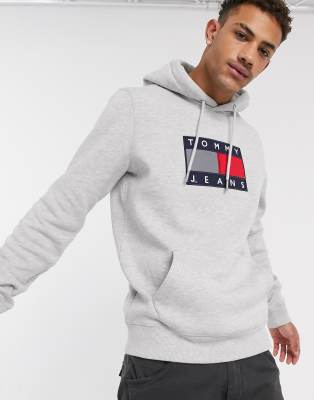 фото Худи серого цвета с логотипом на груди tommy jeans-серый