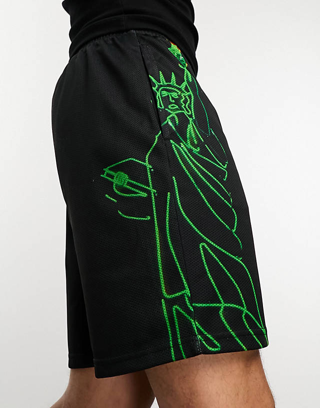 HUF - half court basketball shorts in black with placement print