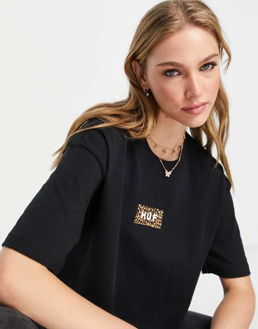 Huf – Kort t-shirt i avslappnad passform med leopardmönstrad logga framtill