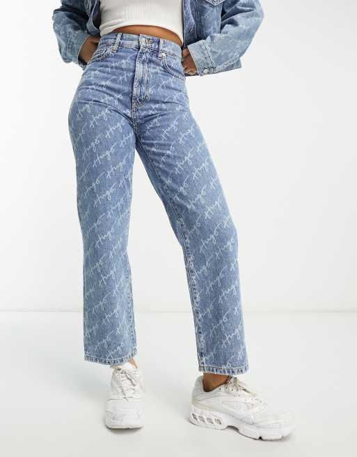 HUGO - 435 - Jeans met all-over geschreven logo in middenblauw