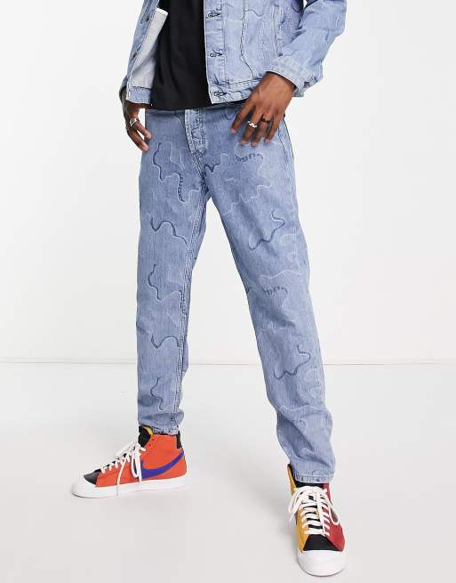 HUGO – 634 – Schmal zulaufende Jeans in Hellblau mit All-over-Print