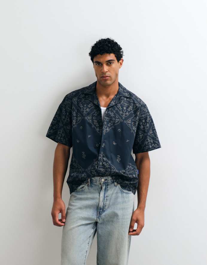 Hugo Blue Camisa azul oscuro estampada con cuello de solapas