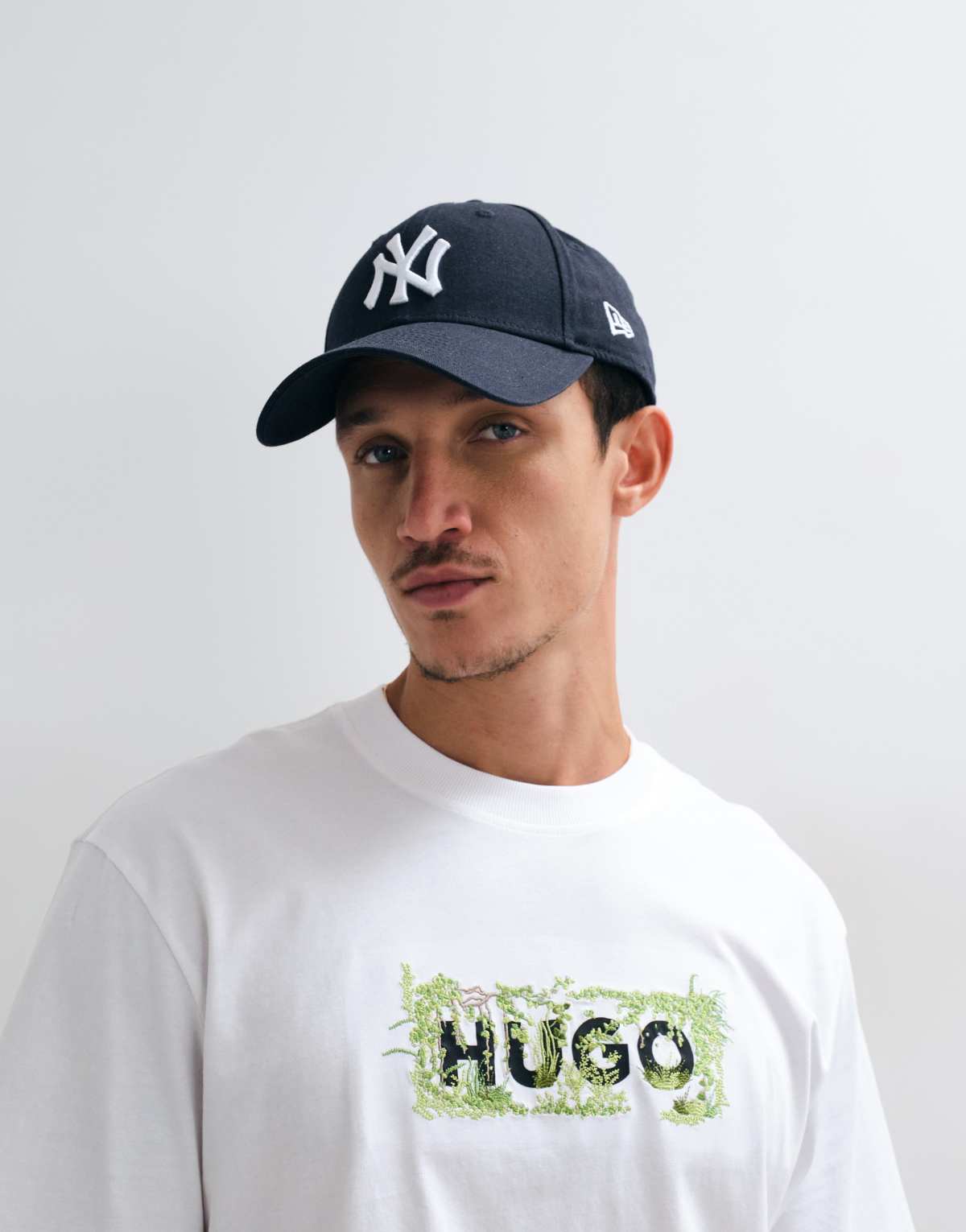 Hugo Blue camiseta con estampado de logotipo floral bordado en blanco