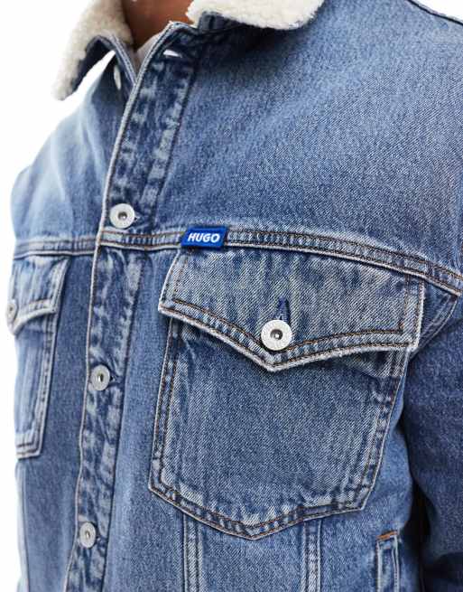 HUGO Blue - Dex - Giacca trucker in denim blu lavaggio medio con colletto in pile borg, 3 di 4