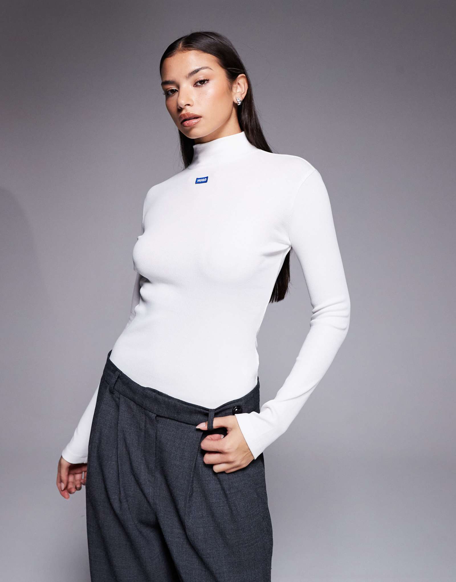 Приталенный топ с длинным рукавом и легким центральным логотипом HUGO BLUE белого цвета