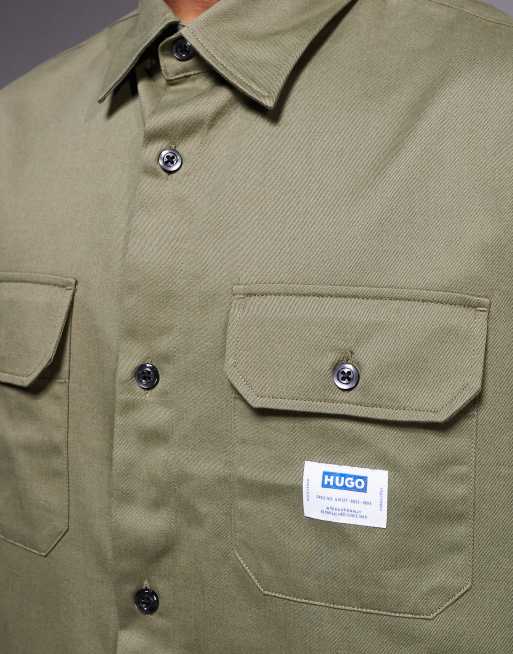 HUGO Blue – Ekynone – Oversize-Hemdjacke in Dunkelgrün mit Logo-Etikett auf der Brusttasche, 5 von 5