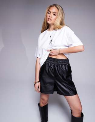 elastic waist faux leather shorts in black