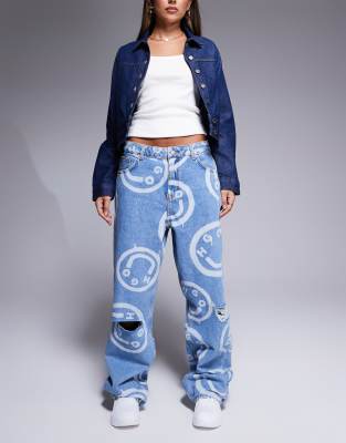 HUGO Blue - Getara - Jeans in mittelblauer Waschung mit ganzflächigem Logoprint und weitem Bein