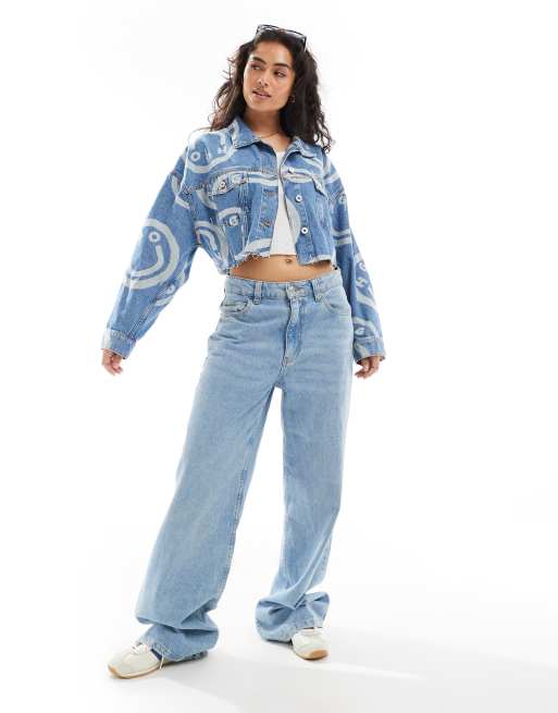 HUGO Blue – Lou – Kurze Jeansjacke in mittelblauer Waschung mit durchgehendem Logo-Muster, 2 von 4