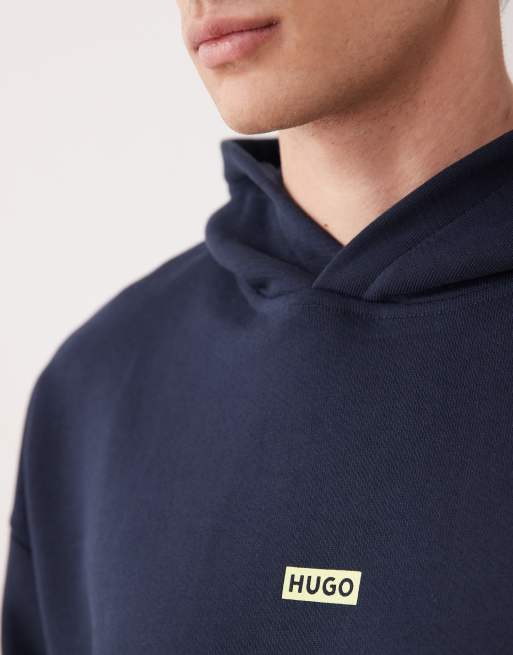HUGO Blue - Løstsiddende mørkeblå hættetrøje i bomuld med logoprint på ryggen, 4 af 5