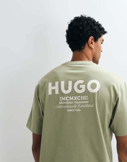 HUGO Blue Nalono camiseta con estampado en la espalda en verde claro, 2 de 5