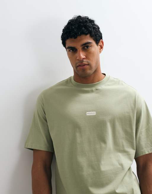 HUGO Blue Nalono camiseta con estampado en la espalda en verde claro, 4 de 5