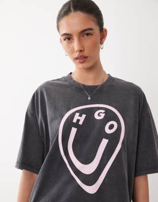 HUGO Blue oversized graphic logo T-shirt in black black 15090₽