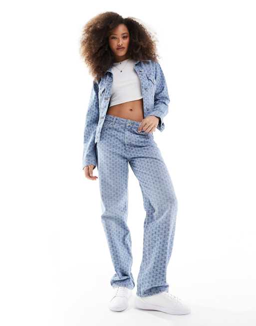 HUGO Blue – Weit geschnittene Jeans in Mittelblau mit Ausbrennermuster