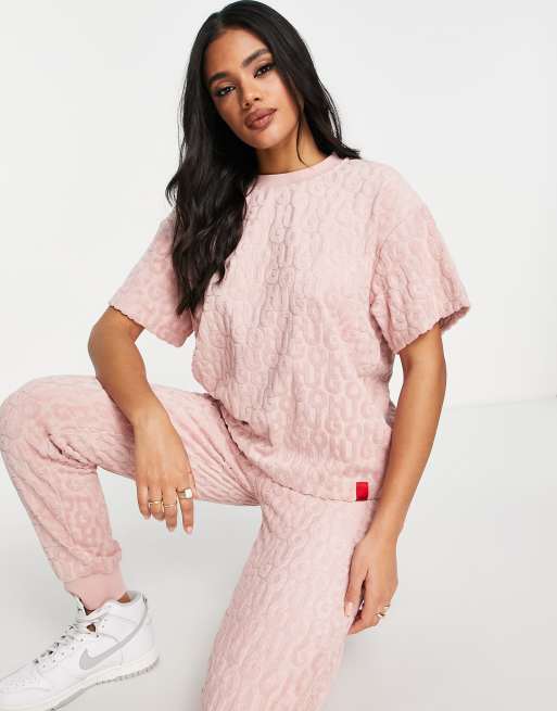 HUGO Bodywear – Pasteloworóżowy krótki T-shirt z materiału frotté z logo na całości
