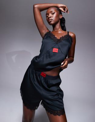 HUGO Bodywear - Short de pyjama d'ensemble en satin avec bordures dentelle - Noir