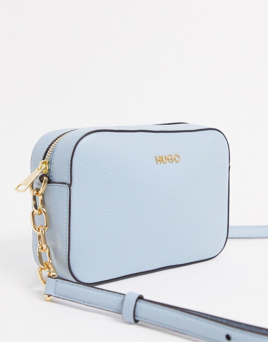 Hugo Boss – Pastellblå crossbody-väska i läder med kedjerem