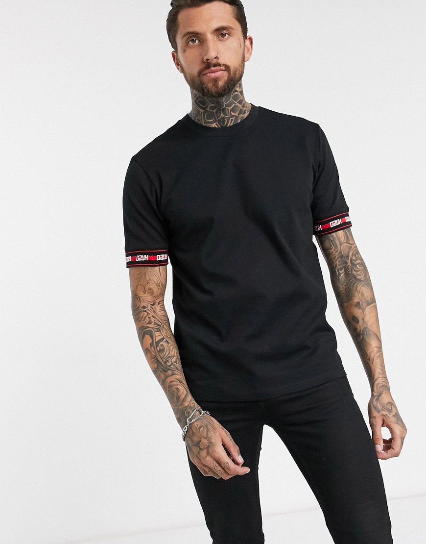 HUGO - Derra - T-shirt nera con fettucce con logo sulle maniche-Nero