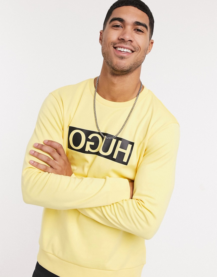 HUGO - Dicago - Regular-fit sweater met logo in spiegelbeeld-Geel