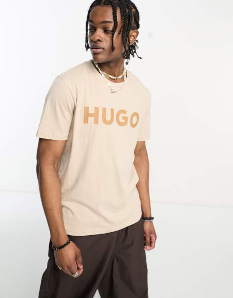 HUGO – Dulivio – Jasnobeżowy T-shirt o fasonie boyfriend z dużym logo - view 1