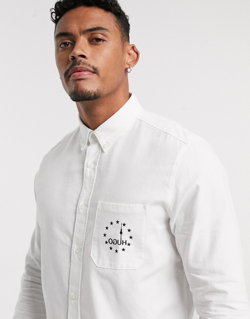 HUGO - Ermann - Oxford overhemd met logo op de borstzak in wit