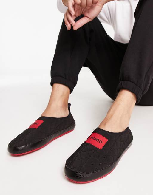 HUGO – Gemütliche, gesteppte Mules in Schwarz mit roter Logobox