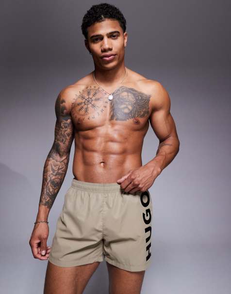 HUGO Red – Abas – Jasnobrązowe szorty kąpielowe z pionowym logo - view 1