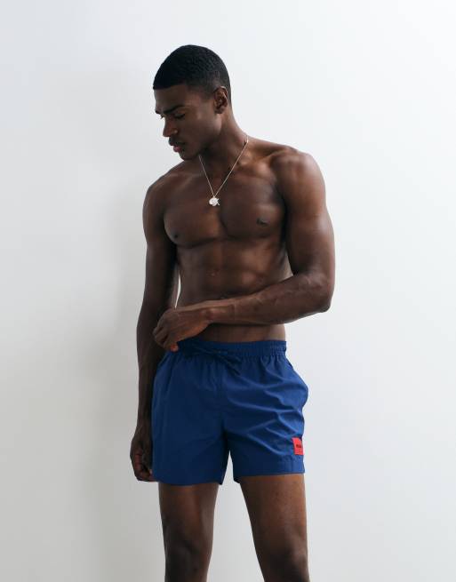 HUGO Red – Badeshorts in Blau mit eckigem Box-Logoprint, 2 von 5
